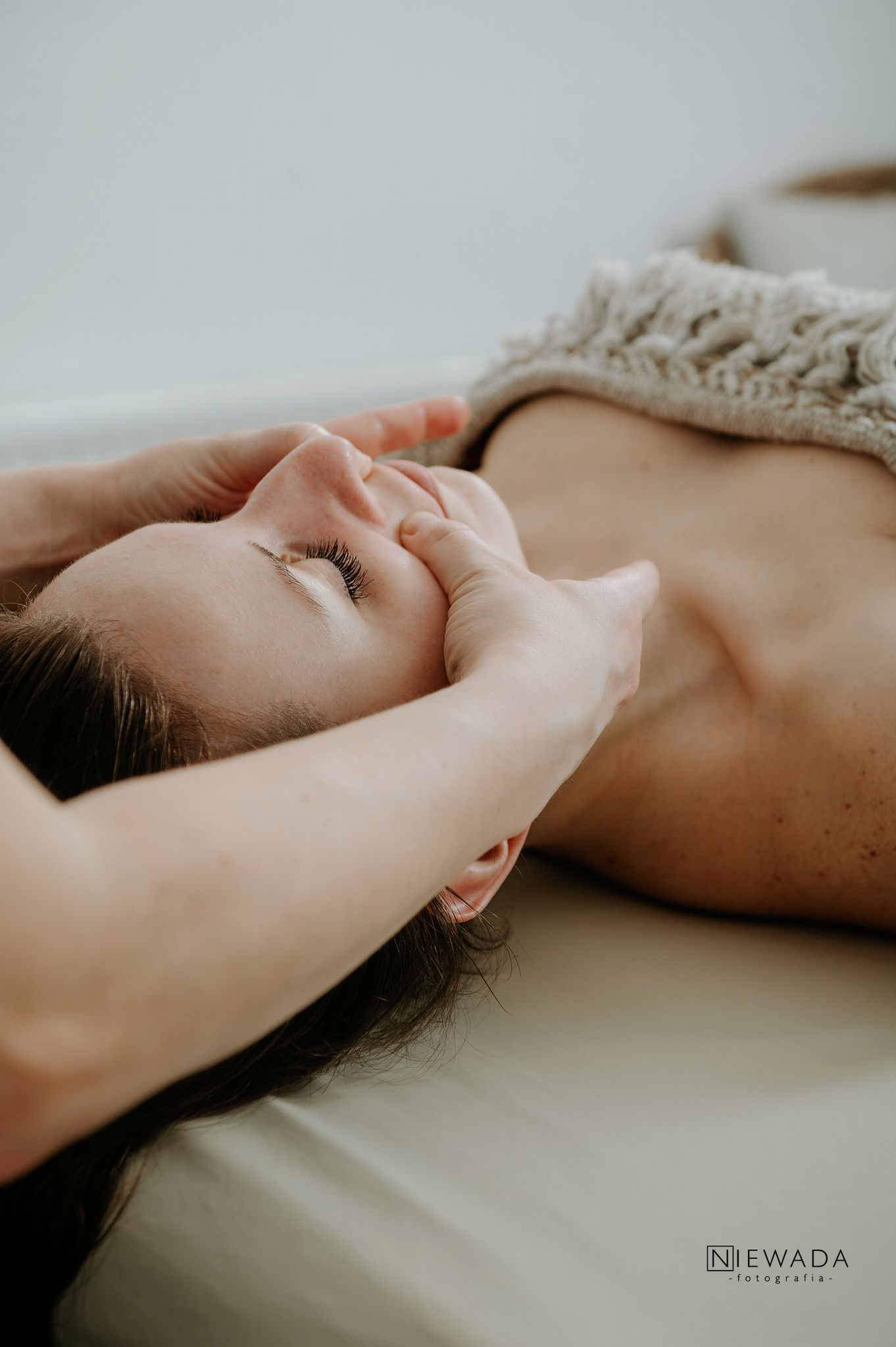 Relaks podczas masażu twarzy w gabinecie